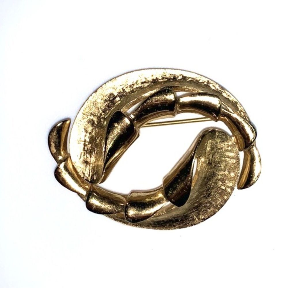 Vintage Monet brand Gold Tone Textured Overlapping Oval Brooch Pin - Picture 2 of 3